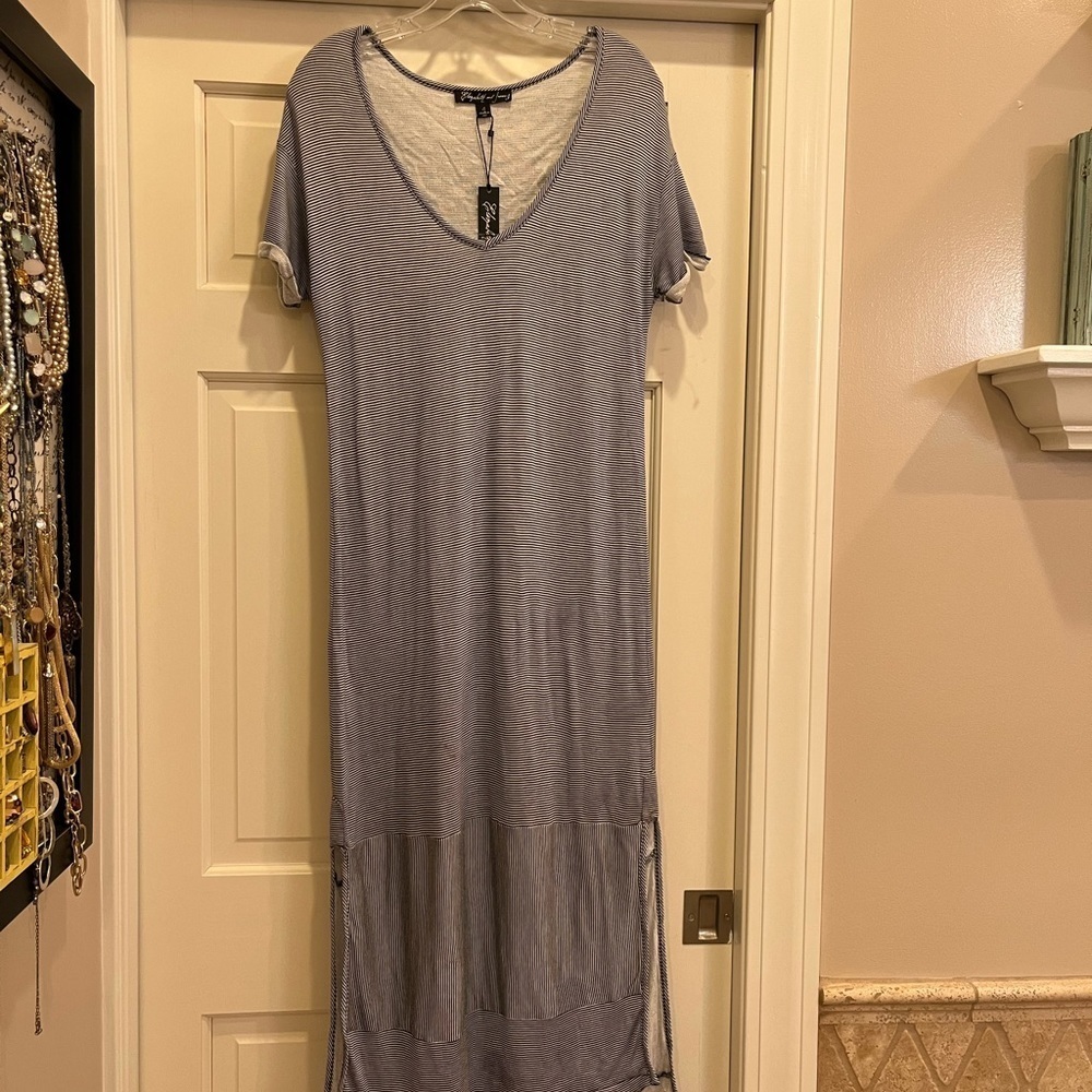 𝅺NWT Elizabeth and James size S long knit dress